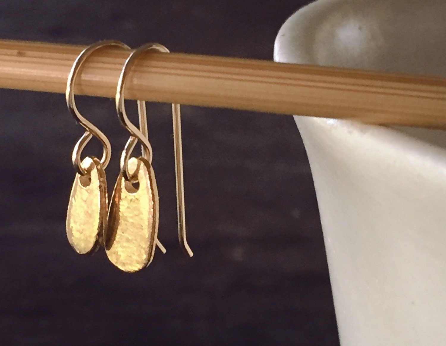 Shinjuku Nicht Übereinstimmende Gold Paddel Tropfen Ohrringe Auf Gefüllt Ohr Drähte - Wabi Sabi Unübertroffen Und Lässig Elegant Jeden Tag Shinjuku Nicht Übereinstimmende Gold Paddel Tropfen Ohrringe Auf Gefüllt Ohr Drähte - Wabi Sabi Unübertroffen Und Lässig Elegant Jeden Tag von HandmadebyAnnePotter