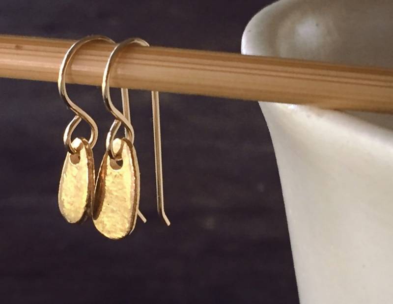 Shinjuku Nicht Übereinstimmende Gold Paddel Tropfen Ohrringe Auf Gefüllt Ohr Drähte - Wabi Sabi Unübertroffen Und Lässig Elegant Jeden Tag Shinjuku Nicht Übereinstimmende Gold Paddel Tropfen Ohrringe Auf Gefüllt Ohr Drähte - Wabi Sabi Unübertroffen Und Lässig Elegant Jeden Tag von HandmadebyAnnePotter