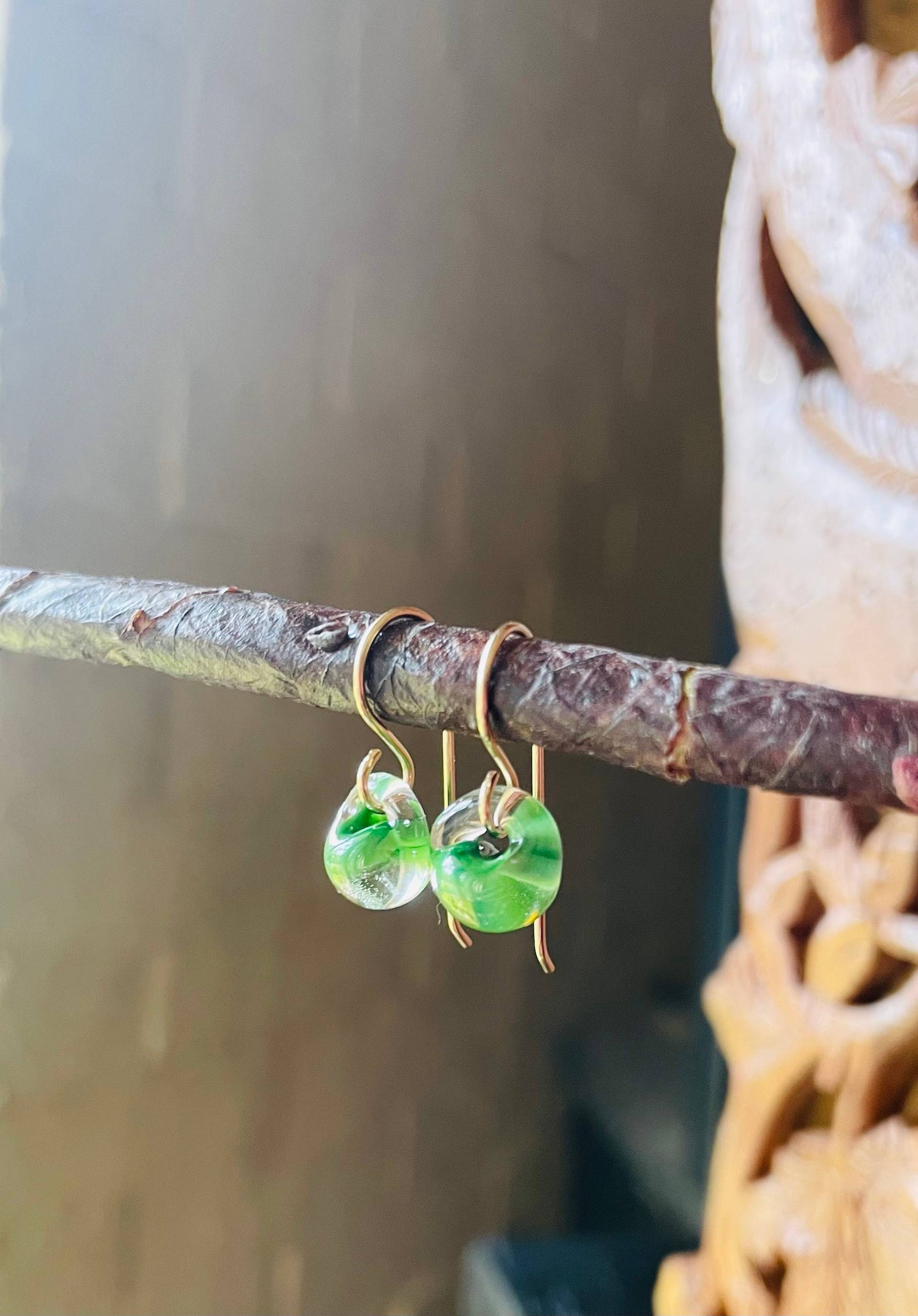 Wassertropfen Ohrringe - Borosilikatglas Tropfen An Vergoldeten Brisuren in Grasgrün Auch Sterling Silber Erhältlich Wassertropfen Ohrringe - Borosilikatglas Tropfen An Vergoldeten Brisuren in Grasgrün Auch Sterling Silber Erhältlich von HandmadebyAnnePotter