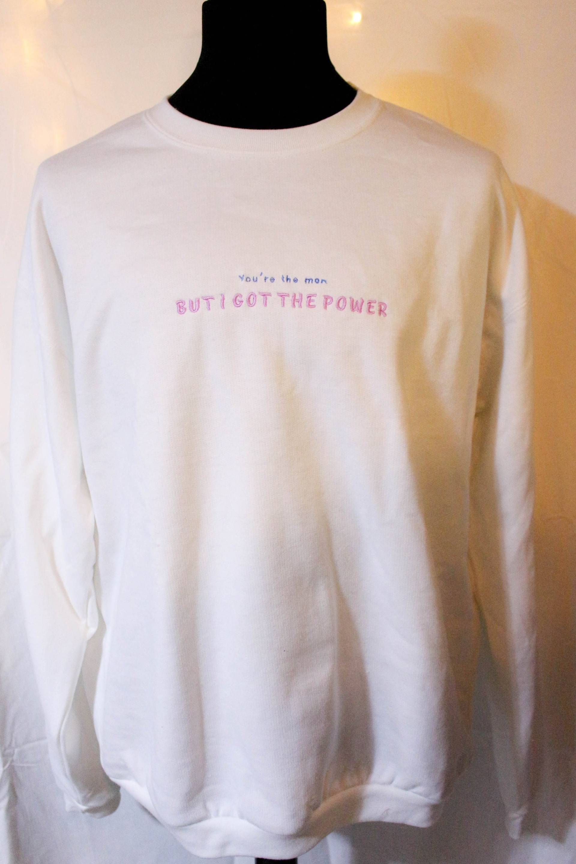 Du Bist Der Mann - But I Got The Power Sweater von HandmadebyBeeCrafts
