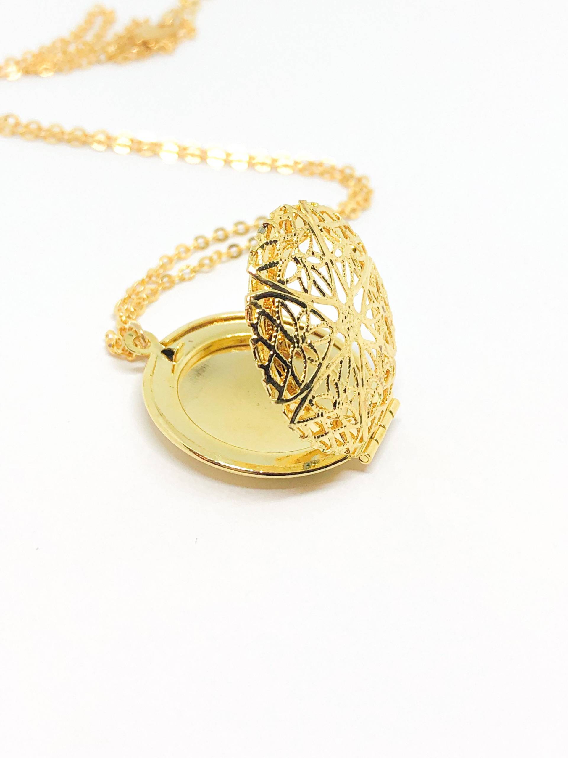 Gold Medaillon Anhänger Filigran Halskette Für Mama Personalisierte Geschenk Sie Runde Münze von HandmadebyElyseSara