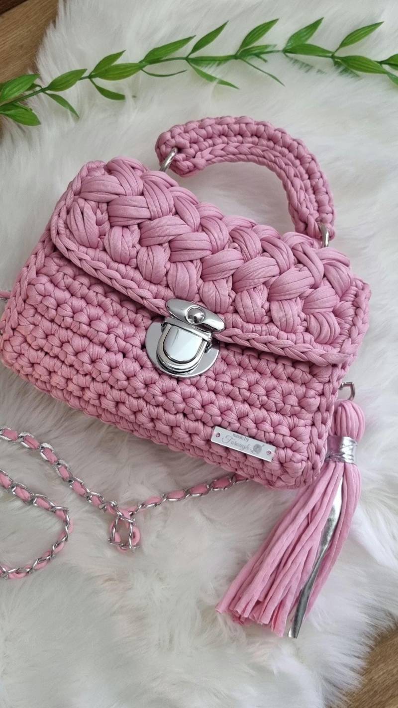 Handgemachte Rosa Häkeltasche Mit Quaste - Boho Umhängetasche Aus Textilgarn, Gehäkelt, Geschenkidee, Festival Bag, Gehäkelte Handtasche von HandmadebyForough
