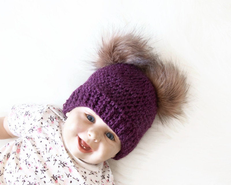 Grape Purple Baby Double Pom Mütze, Fell Beanie, Neugeborene Mütze, Preemie Mädchen Winter Kindermütze, Kleinkind Mütze von HandmadebyInese