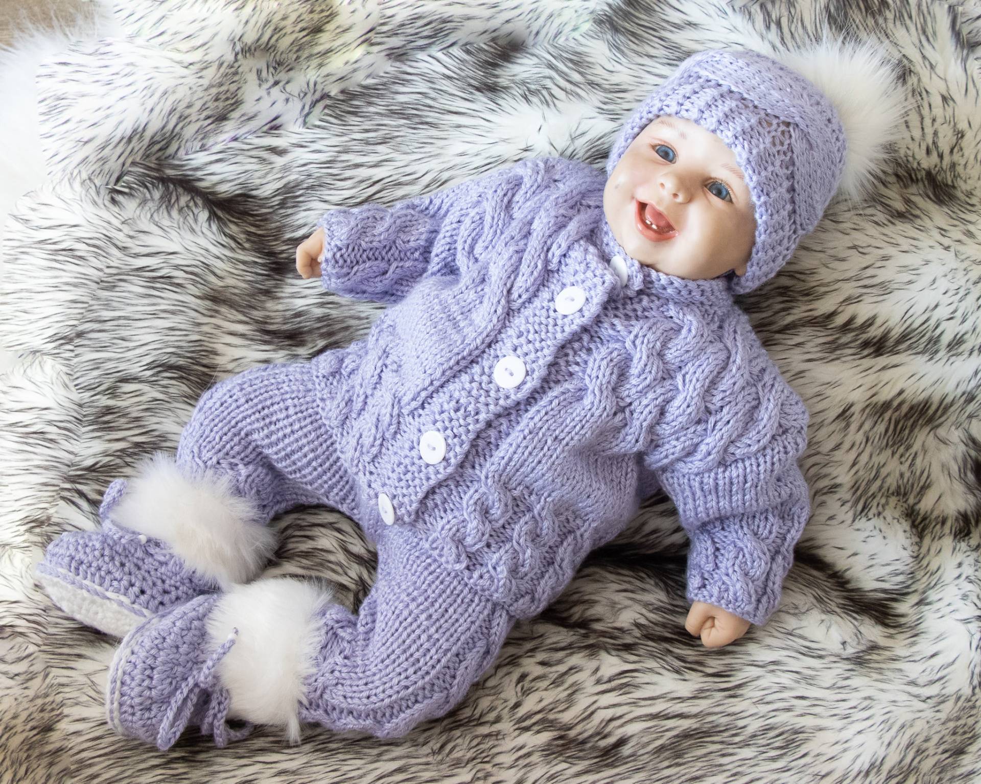 Handgestricktes Lavendel Baby Outfit, Strick Set, Lila Neugeborene Coming Home 4 Stück Set - Strickjacke, Hose, Mütze & Booties von HandmadebyInese