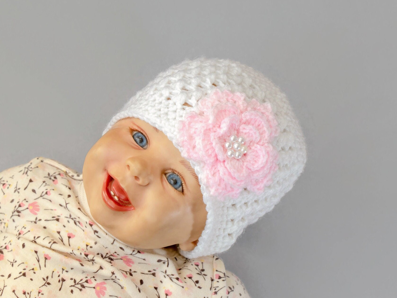 Weiß Baby Mädchen Blumen Hut, Neugeborenen Häkeln Mütze, Beanie, Geschenk, Frühchen Mütze von HandmadebyInese