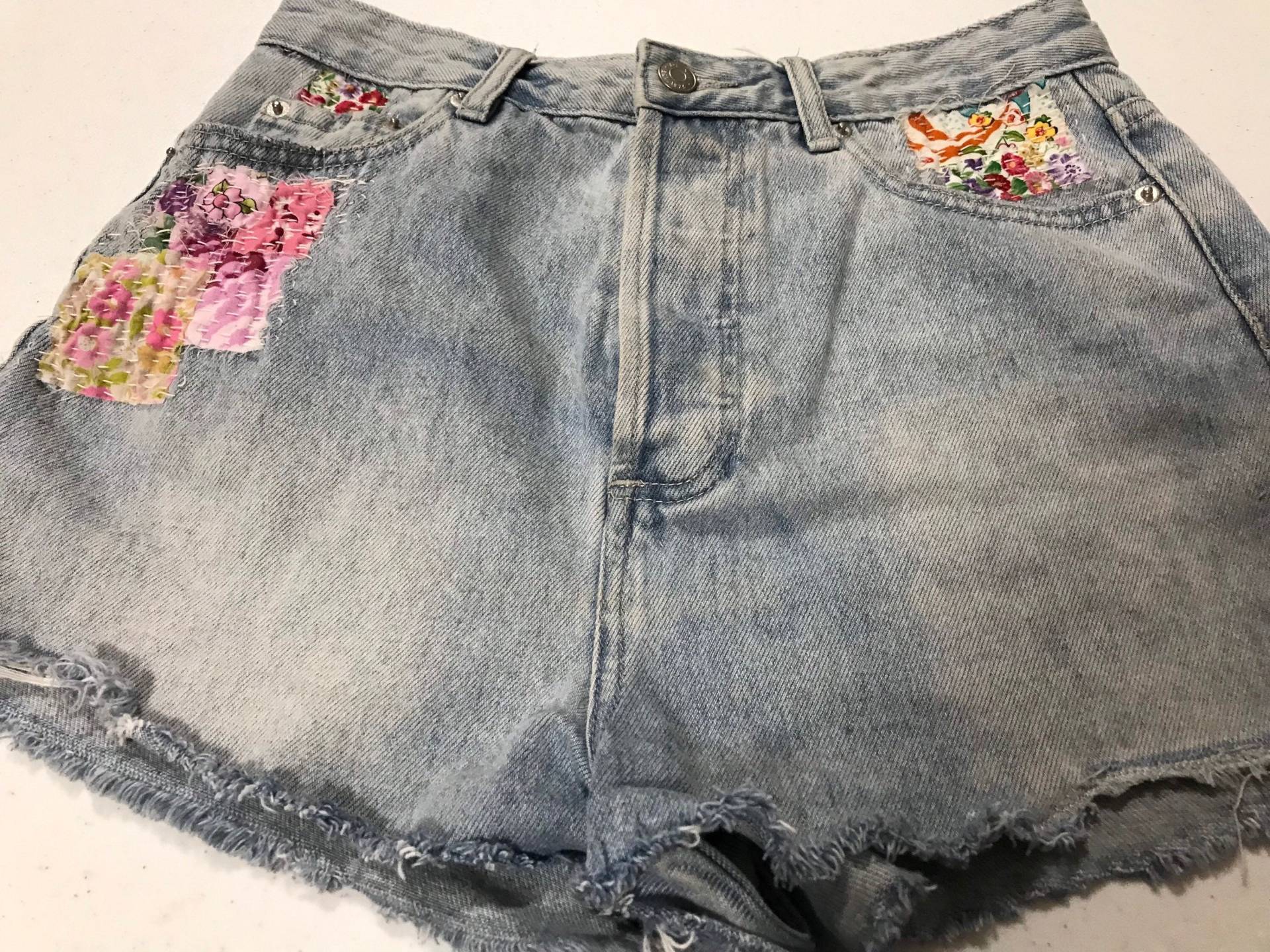 Denim Reparierte Langsam Genähte Boro Upcycling Shorts Größe 10 Damen S - Reparaturen An Den Früheren Löchern Schaffen Einen Neuen Look Denim Reparierte Langsam Genähte Boro Upcycling Shorts Größe 10 Damen S - Reparaturen An Den Früheren Löchern Schaffen Einen Neuen Look von HandmadebyJAK