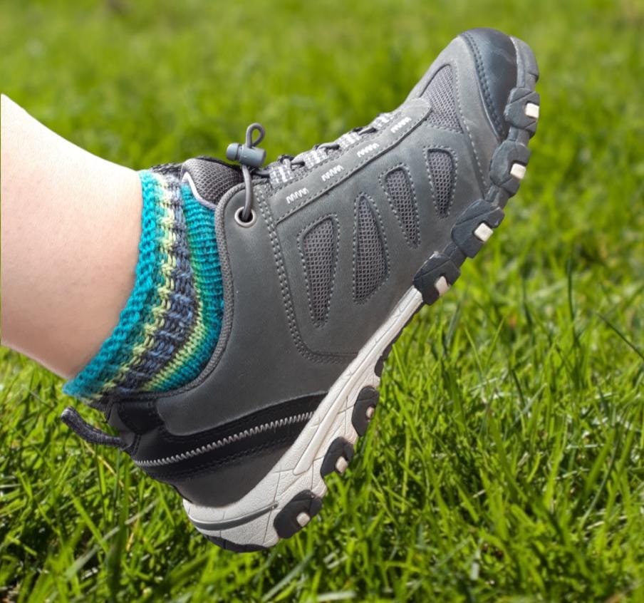 Grüne Sneaker-Socken "Forrest" Handgestrickt Gr. 36-47 Aus Bambus-Viskose Mit Rollrand Grüne Sneaker-Socken "Forrest" Handgestrickt Gr. 36-47 Aus Bambus-Viskose Mit Rollrand von HandmadebyJuSi