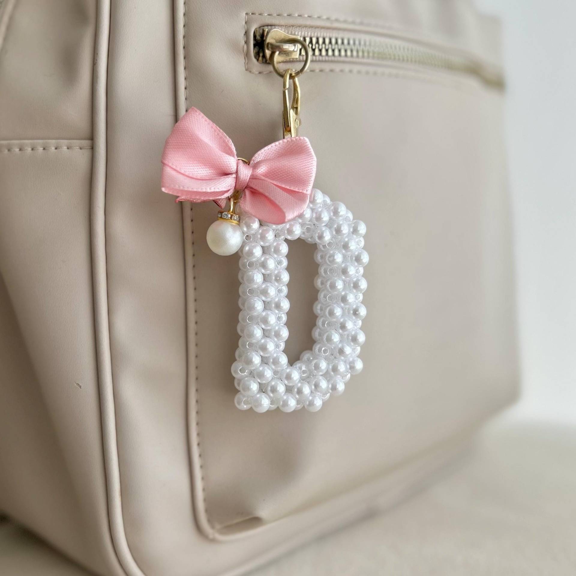 Custom Letter Charm Bow Detail Feminine Accessory Pearl Keychain Gift Idea For Teen Bag Decoration Key Holder Elegant Touch Personalized Custom Letter Charm Bow Detail Feminine Accessory Pearl Keychain Gift Idea For Teen Bag Decoration Key Holder Elegant Touch Personalized von HandmadebyKeraniShop