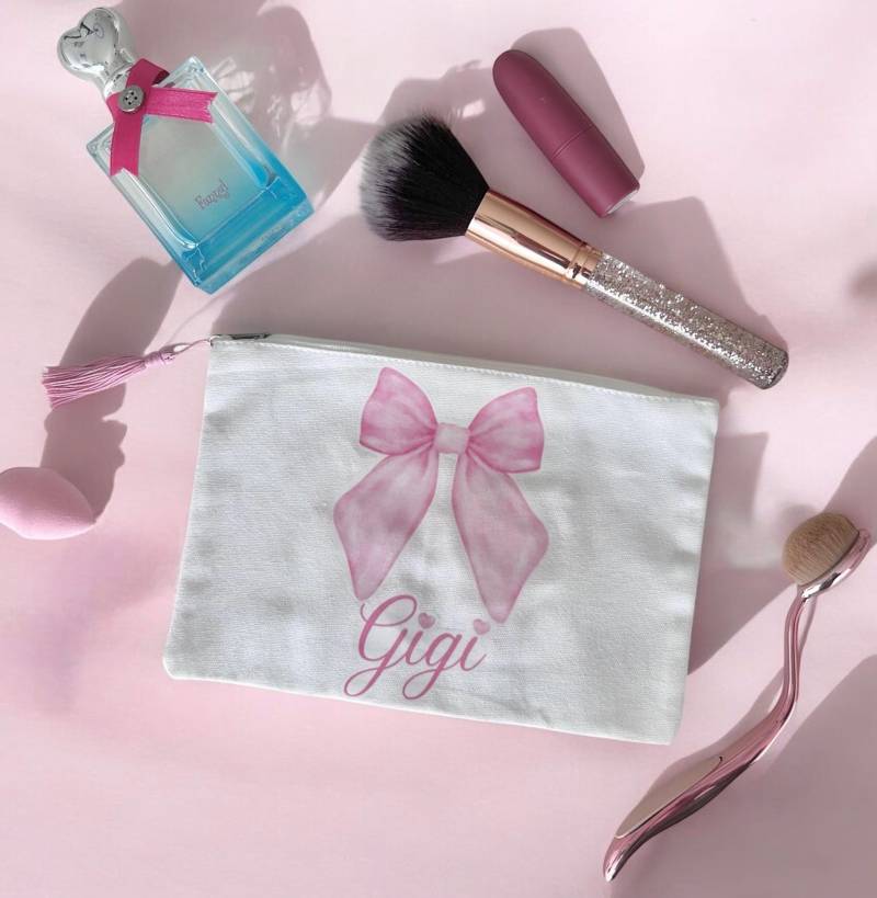 Personalized Makeup Bag For Bridesmaid Gift Idea Wedding Party Favor Set Custom Name Travel Organizer Beauty Case Pink Bow Design von HandmadebyKeraniShop