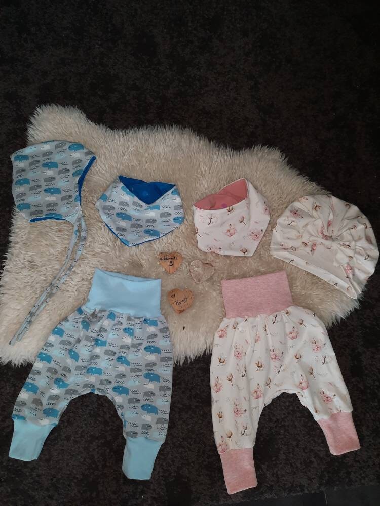 Geschenkset Geburt Newborn Set Babyset Pumphose Mütze Zwergenmütze Turbanmütze Dreieckstuch Wendefunktion Geschenkset Geburt Newborn Set Babyset Pumphose Mütze Zwergenmütze Turbanmütze Dreieckstuch Wendefunktion von HandmadebyKordi