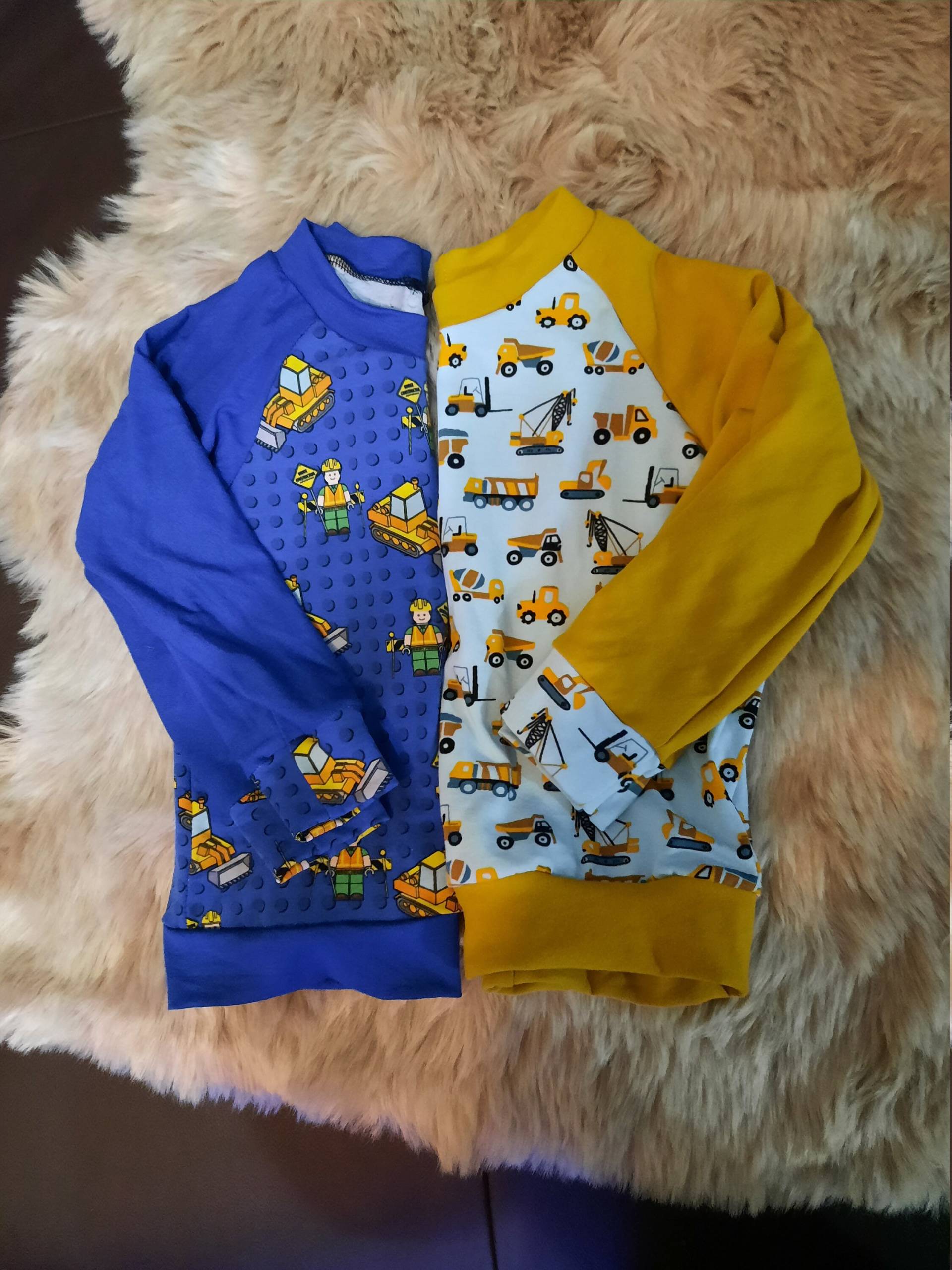 Raglanshirt Shirt Longsleeve Baufahrzeuge Dinos Einhorn Waldtiere Pferde Autos Raglanshirt Shirt Longsleeve Baufahrzeuge Dinos Einhorn Waldtiere Pferde Autos von HandmadebyKordi