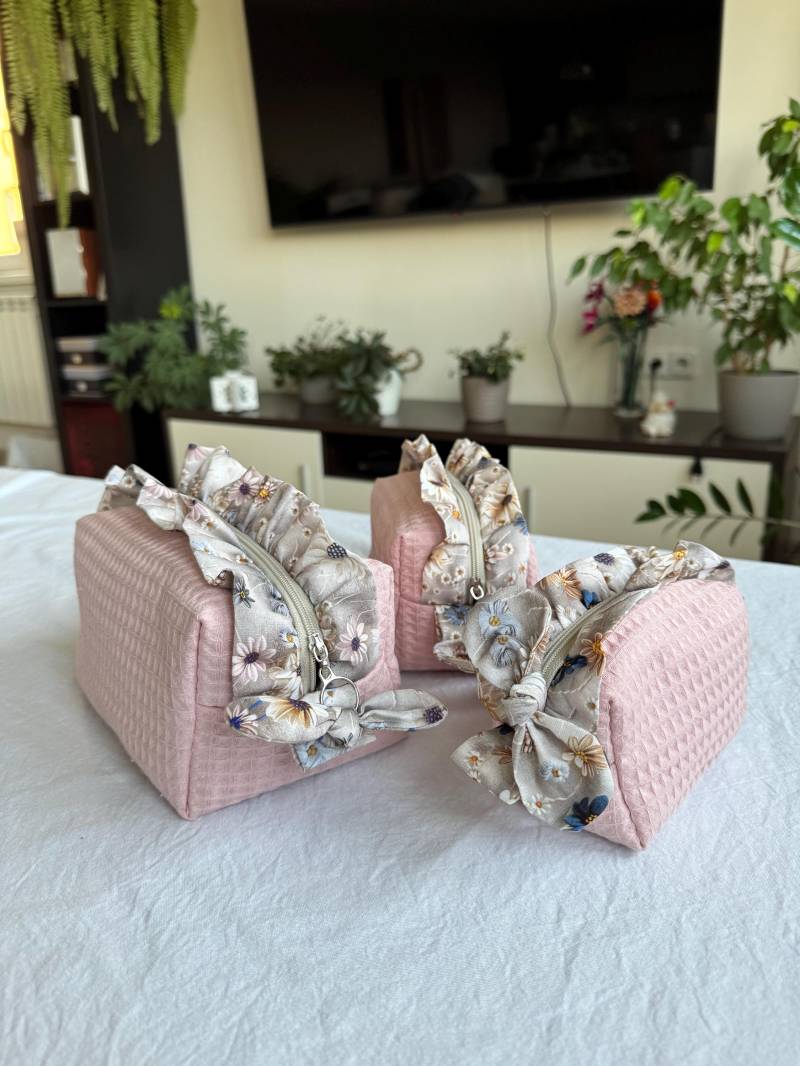 Handgemachte Kosmetiktasche in Altrosa - Kulturbeutel Mit Rüschen von HandmadebyMartinaCZ