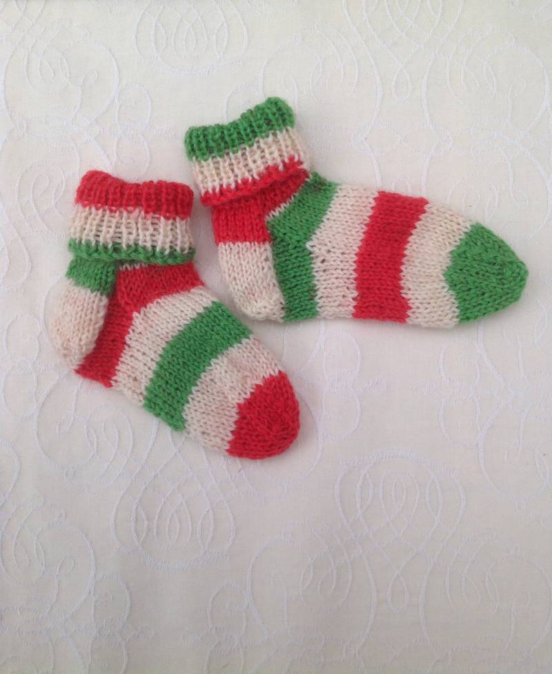 Super Süße Wollmischung Grün, Rot & Elfenbein Gestreifte Baby Socken - 3-6 Monate Super Süße Wollmischung Grün, Rot & Elfenbein Gestreifte Baby Socken - 3-6 Monate von HandmadebyMrsSmith