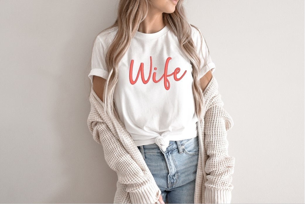 Bride | Braut Pulli/T-Shirt Personalisiert, Brautjungfern, Hochzeitsgeschenk, Weihnachtsgeschenk, Geschenk Bestickt Personalisiert Bride | Braut Pulli/T-Shirt Personalisiert, Brautjungfern, Hochzeitsgeschenk, Weihnachtsgeschenk, Geschenk Bestickt Personalisiert von HandmadebySinn
