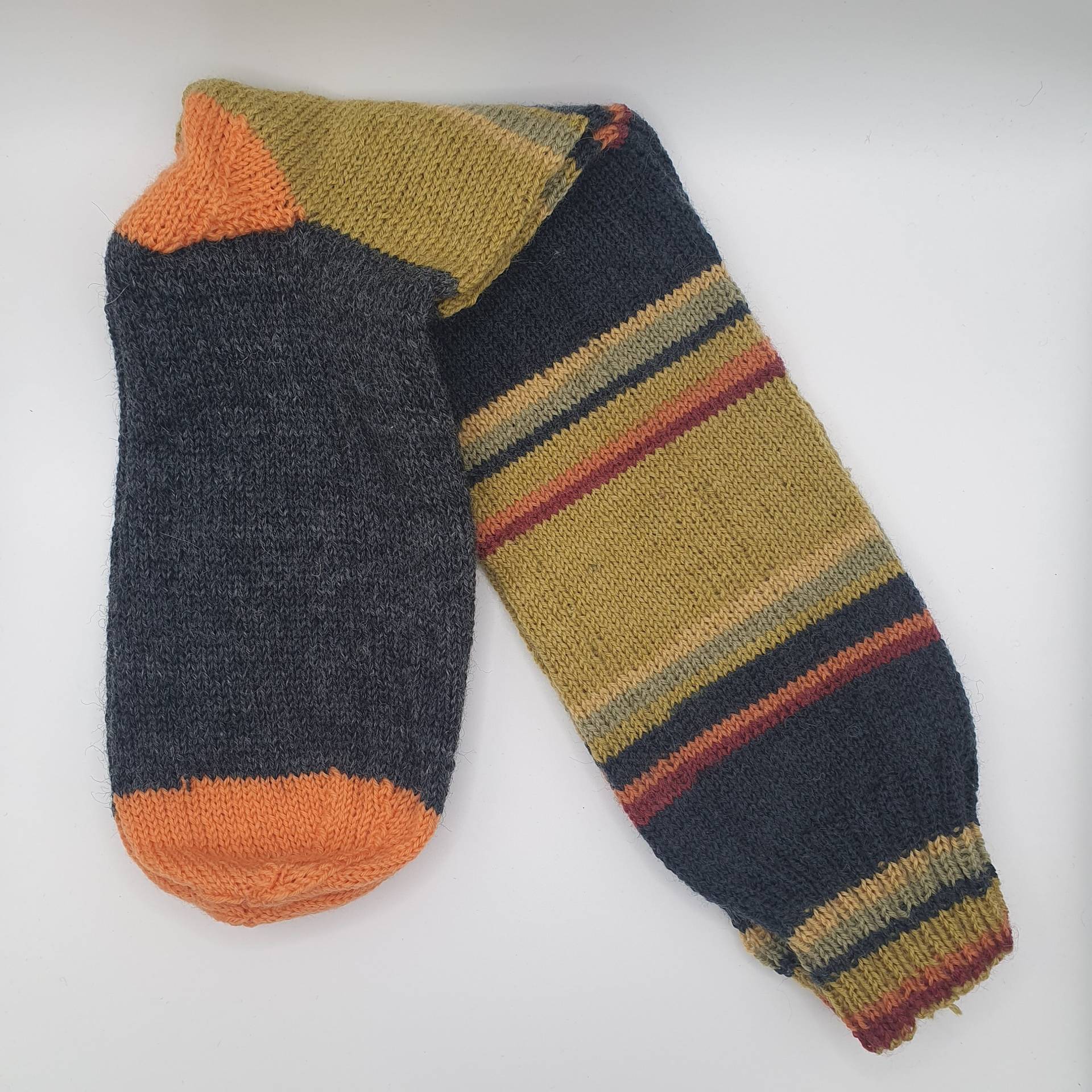 Socken, Gr. 44/45, Handgestrickte Wollstrümpfe Mit Farblich Abgesetzter Ferse Und Spitze von HandmadebyTine