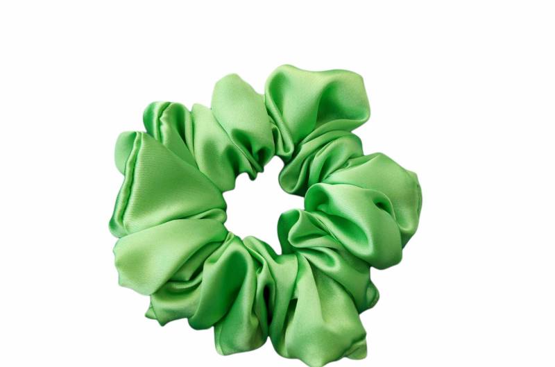 Handgefertigtes Mint Grüner Satin Scrunchie Eleganter Haargummi von Handmadebygracious