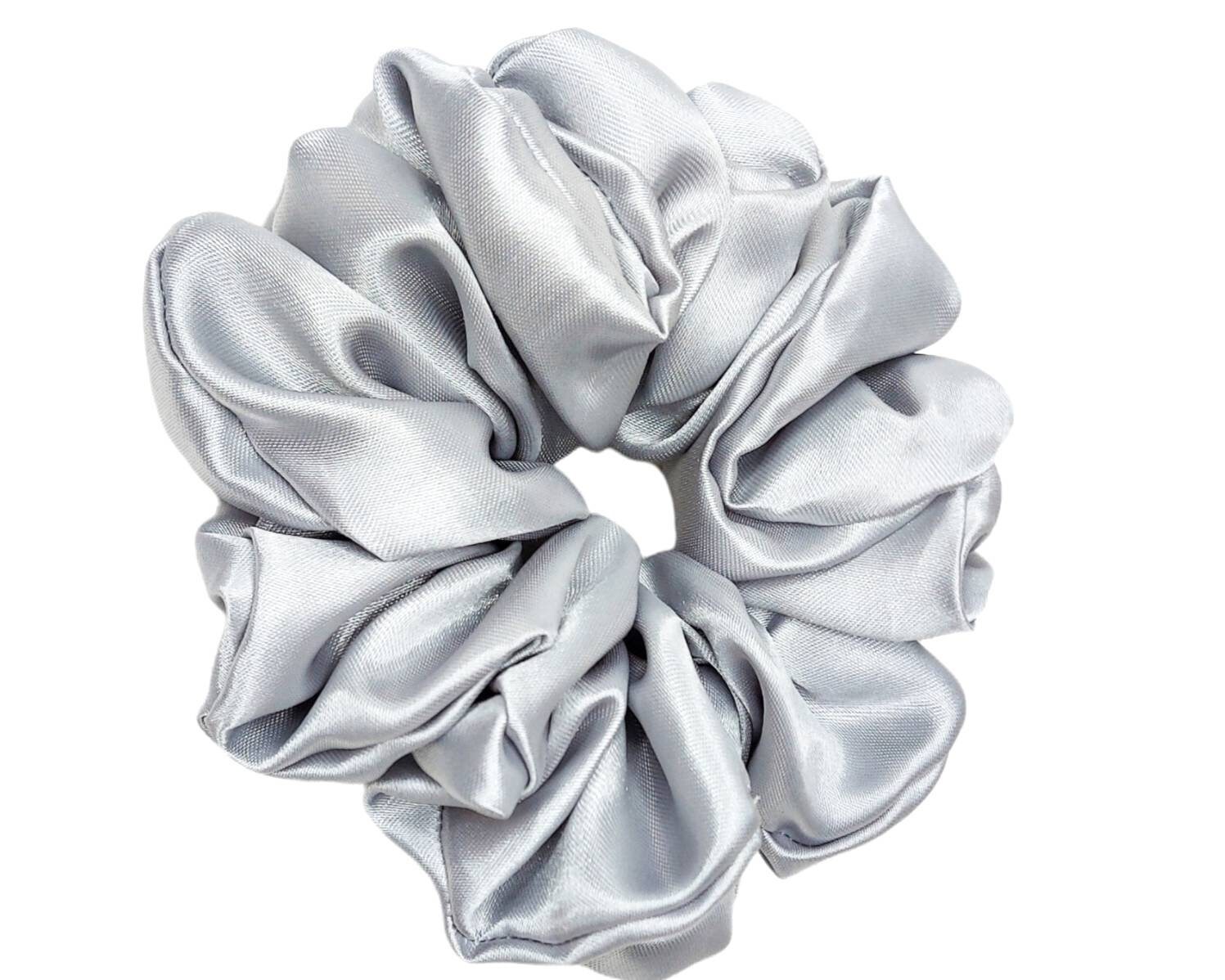 Handgefertigtes Silber Satin Scrunchie Sanfter Haargummi von Handmadebygracious