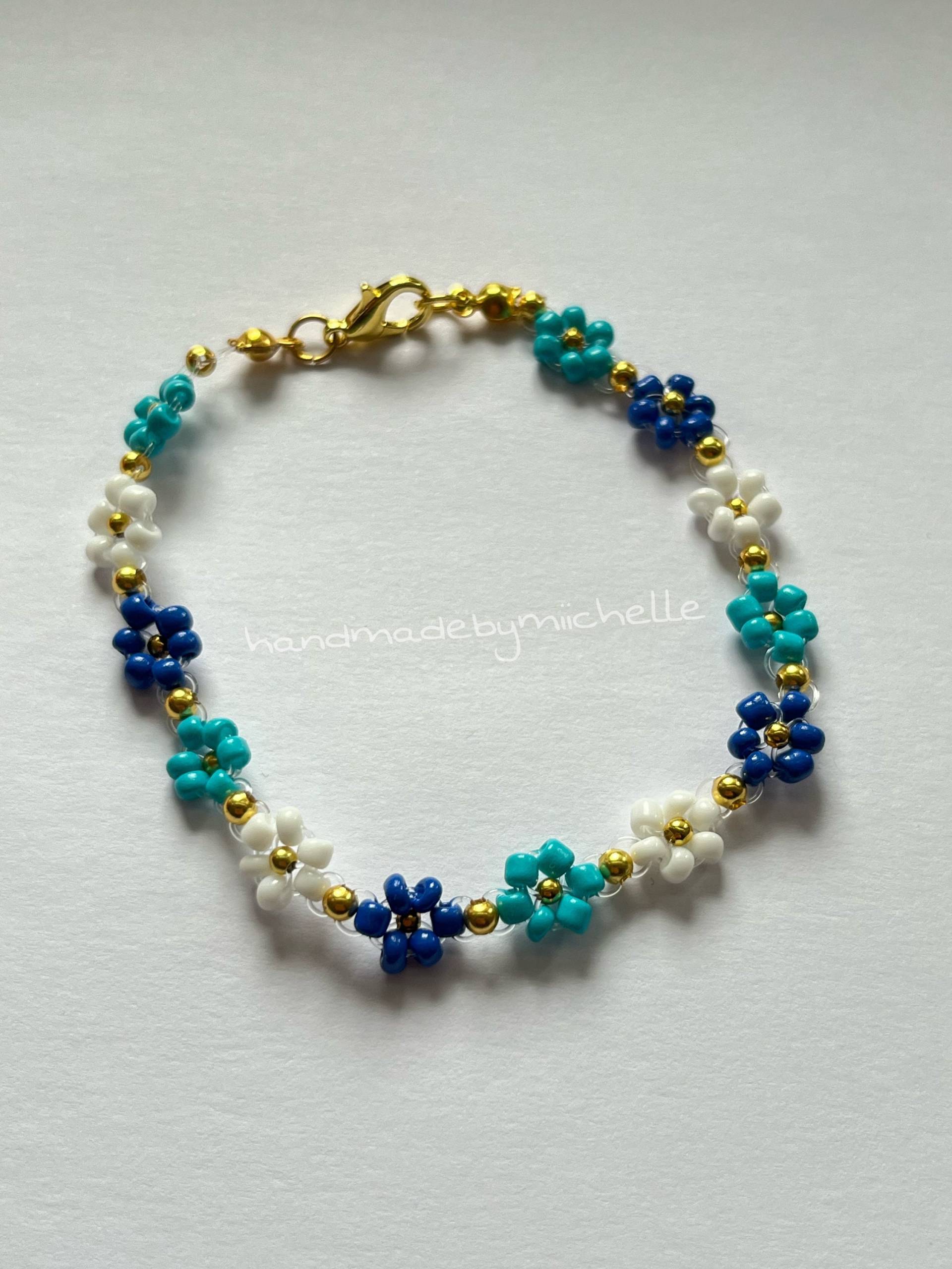 Blau - Weißes Blumenarmband Blau - Weißes Blumenarmband von Handmadebymiichelle