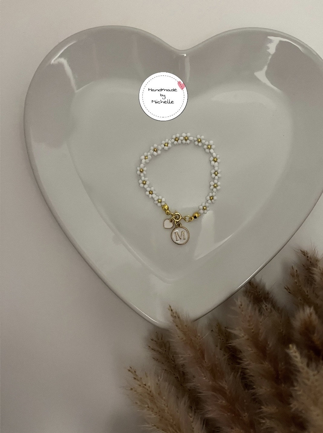 Blümchenarmband Mit Buchstabenanhänger Blümchenarmband Mit Buchstabenanhänger von Handmadebymiichelle