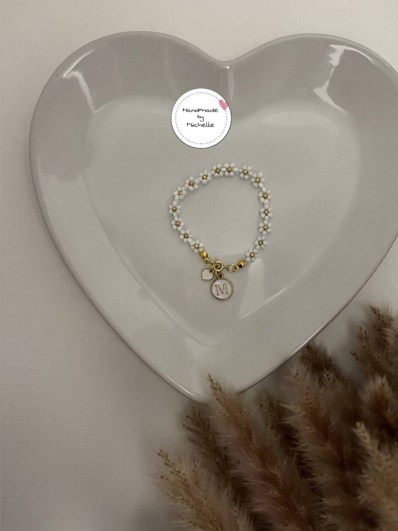 Blümchenarmband Mit Buchstabenanhänger Blümchenarmband Mit Buchstabenanhänger von Handmadebymiichelle