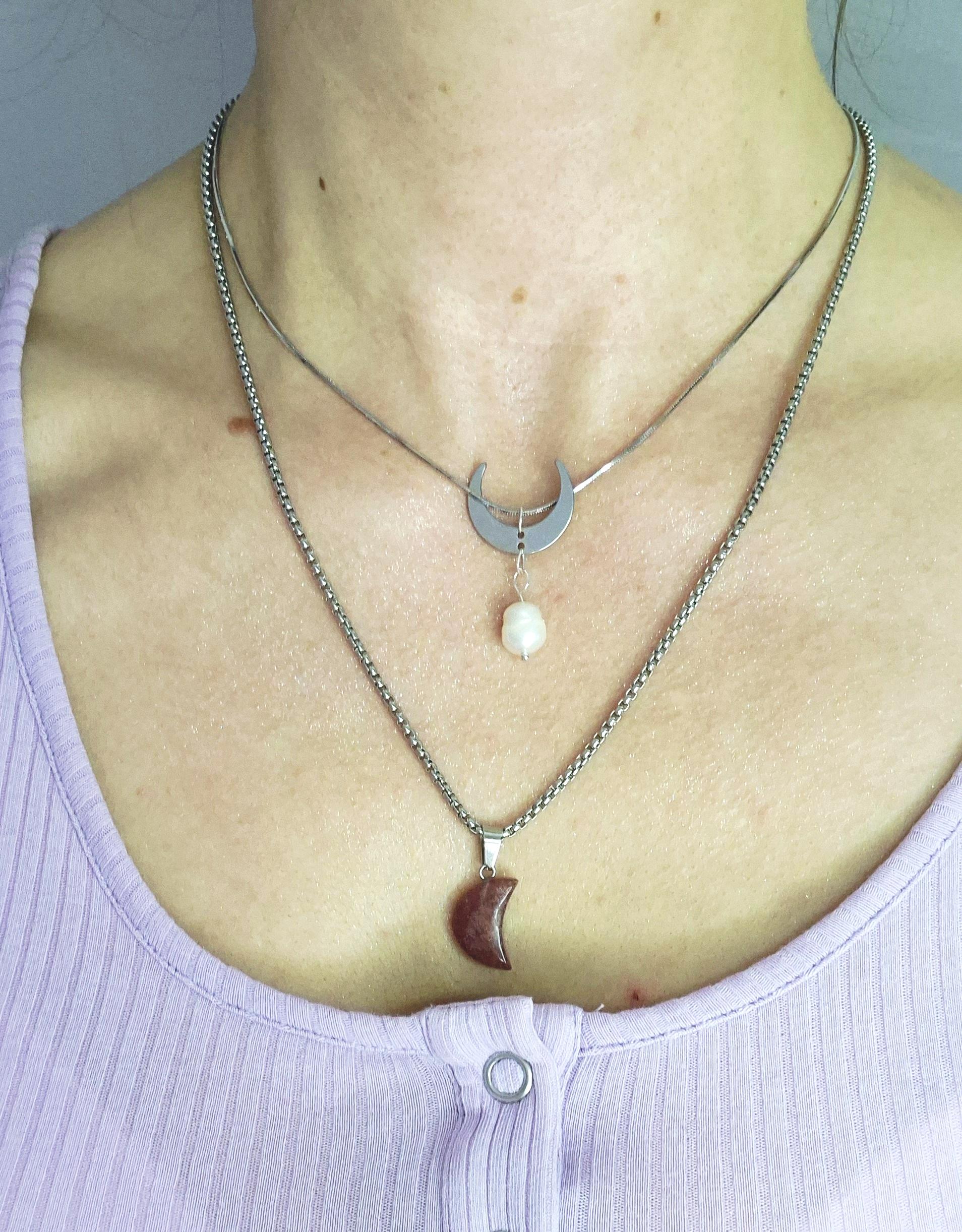 Doppelreihige Kette Mit Erdbeerquarzanhänger Halbmond Und Galvanisierter Süßwasserperle Doppelreihige Kette Mit Erdbeerquarzanhänger Halbmond Und Galvanisierter Süßwasserperle von Handmadebythewitch