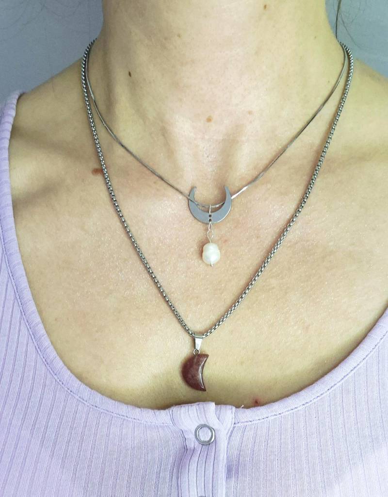 Doppelreihige Kette Mit Erdbeerquarzanhänger Halbmond Und Galvanisierter Süßwasserperle Doppelreihige Kette Mit Erdbeerquarzanhänger Halbmond Und Galvanisierter Süßwasserperle von Handmadebythewitch