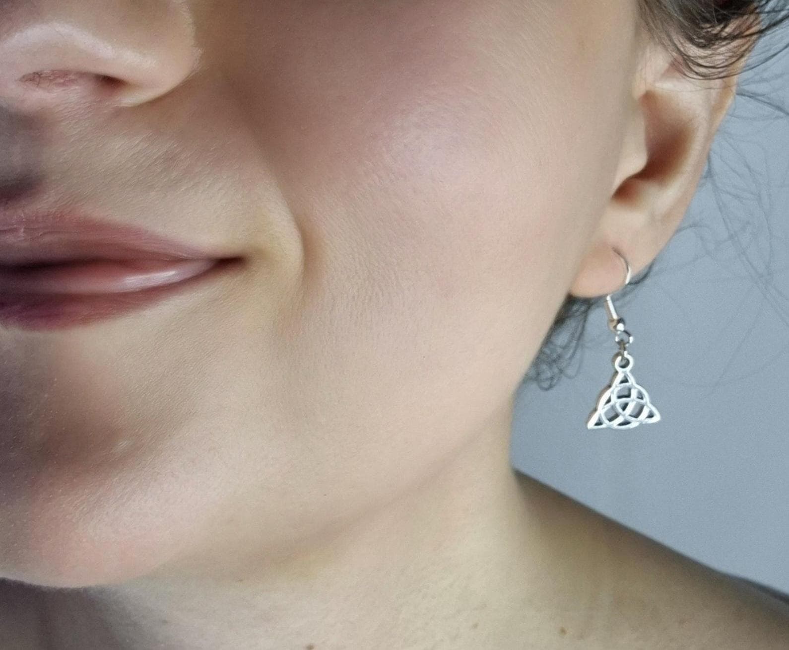 Witchy Hängeohrringe Silberfarben Triskele Modeschmuck Witchy Hängeohrringe Silberfarben Triskele Modeschmuck von Handmadebythewitch