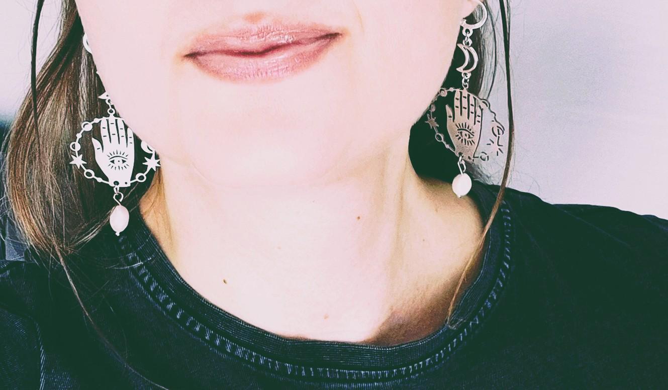 Witchy Ohrringe Silberfarben Mit Galvanisierter Süßwasserperle Witchy Ohrringe Silberfarben Mit Galvanisierter Süßwasserperle von Handmadebythewitch