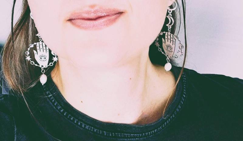 Witchy Ohrringe Silberfarben Mit Galvanisierter Süßwasserperle Witchy Ohrringe Silberfarben Mit Galvanisierter Süßwasserperle von Handmadebythewitch