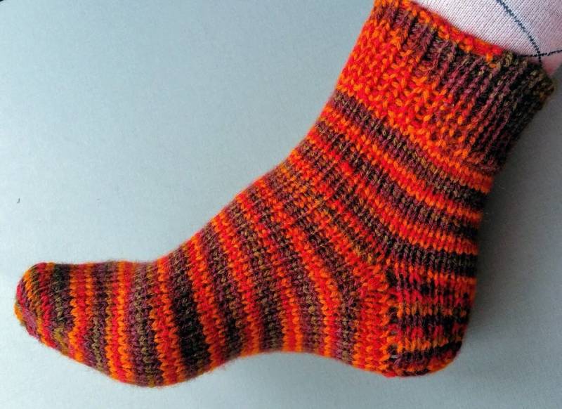 Handgestrickte Ringel-Socken Unisex Orange Acryl Wandersocken von HandmadeitemsLV
