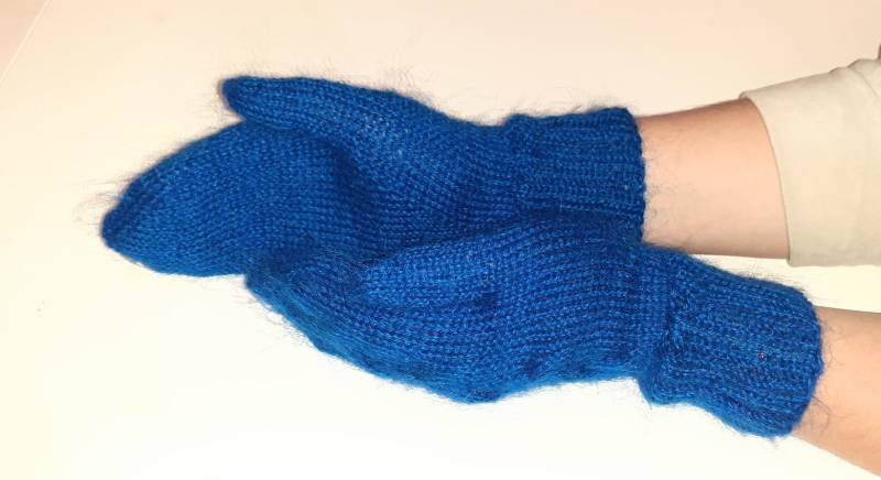 Handgestrickte Wolle Mohair Handschuhe Royal Blau Zopfmuster Handschuhe von HandmadeitemsLV