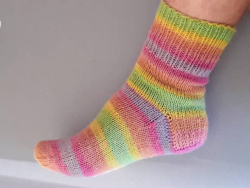Handgestrickte Wollsocken Bunt Gestreifte Wandersocken, Grösse M von HandmadeitemsLV