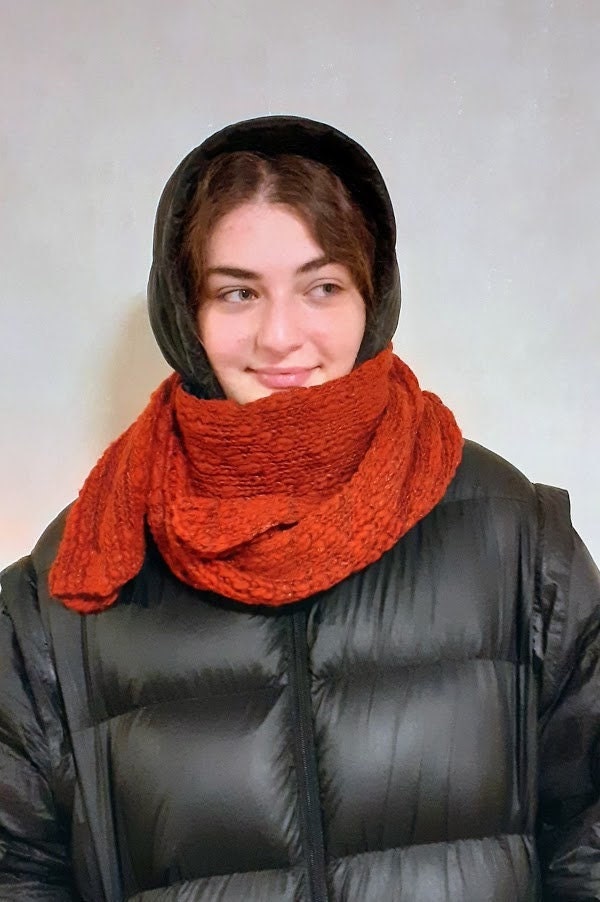 Handgestrickter Rubin Roter Wollschal Extra Langer Schal von HandmadeitemsLV