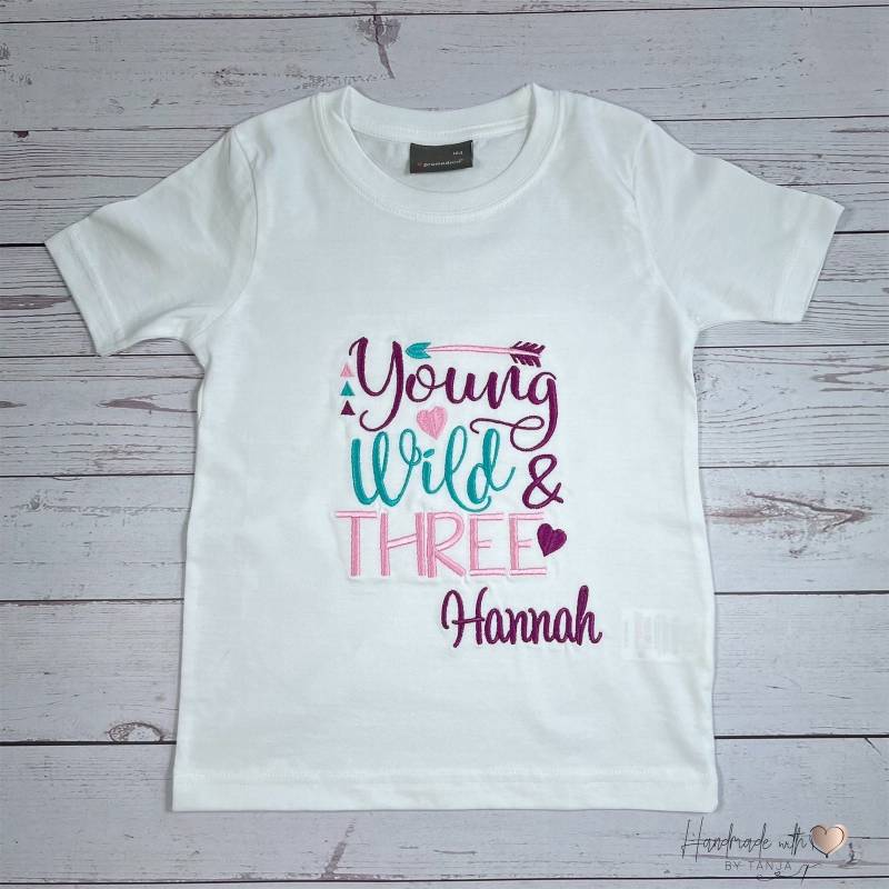 Besticktes T-Shirt Zum 3 Geburtstag Mit Namen | Personalisiertes Shirt Geburtstagsshirt Young, Wild & Three von HandmadelovebyTanja