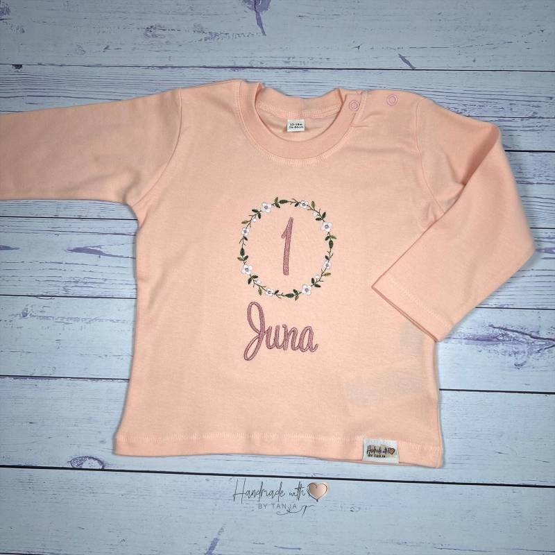 Personalisiertes Geburtstagsshirt Mit Blumenkranz & Namen I T-Shirt Oder Longsleeve in Powder Pink/Rosa von HandmadelovebyTanja