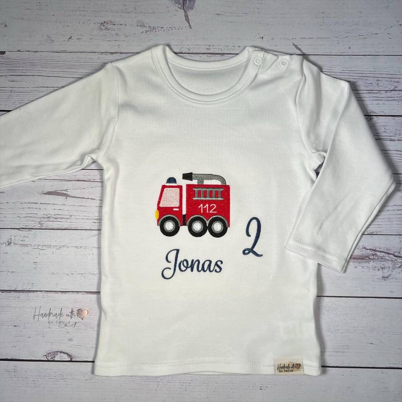Geburtstagsshirt Mit Motiv Feuerwehr, Wunschnamen Und Zahl Bestickt I Feuerwehrauto Shirt Personalisiert Besticktes Kindershirt von HandmadelovebyTanja