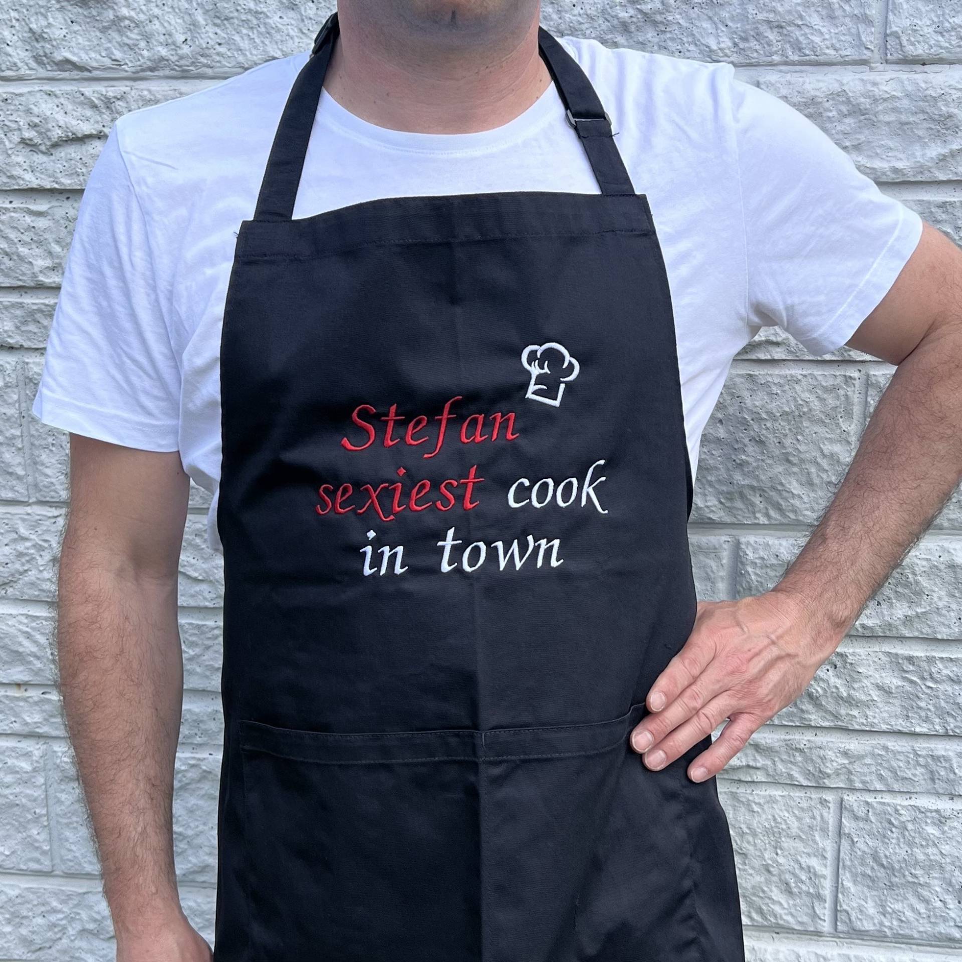 Latzschürze Mit Namen Bestickt | Schürze Personalisiert Geschenkidee Mann Frau Kochschürze Individuell von HandmadelovebyTanja