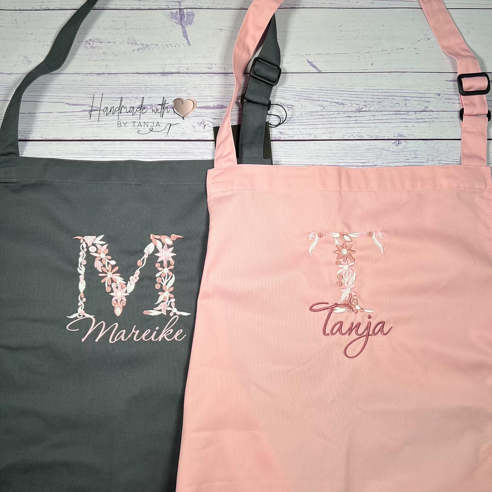 Personalisierte Latzschürze Mit Floralem Initial & Namen Bestickt I 6 Farben Und 2 Längen Kochschürze Backschürze von HandmadelovebyTanja