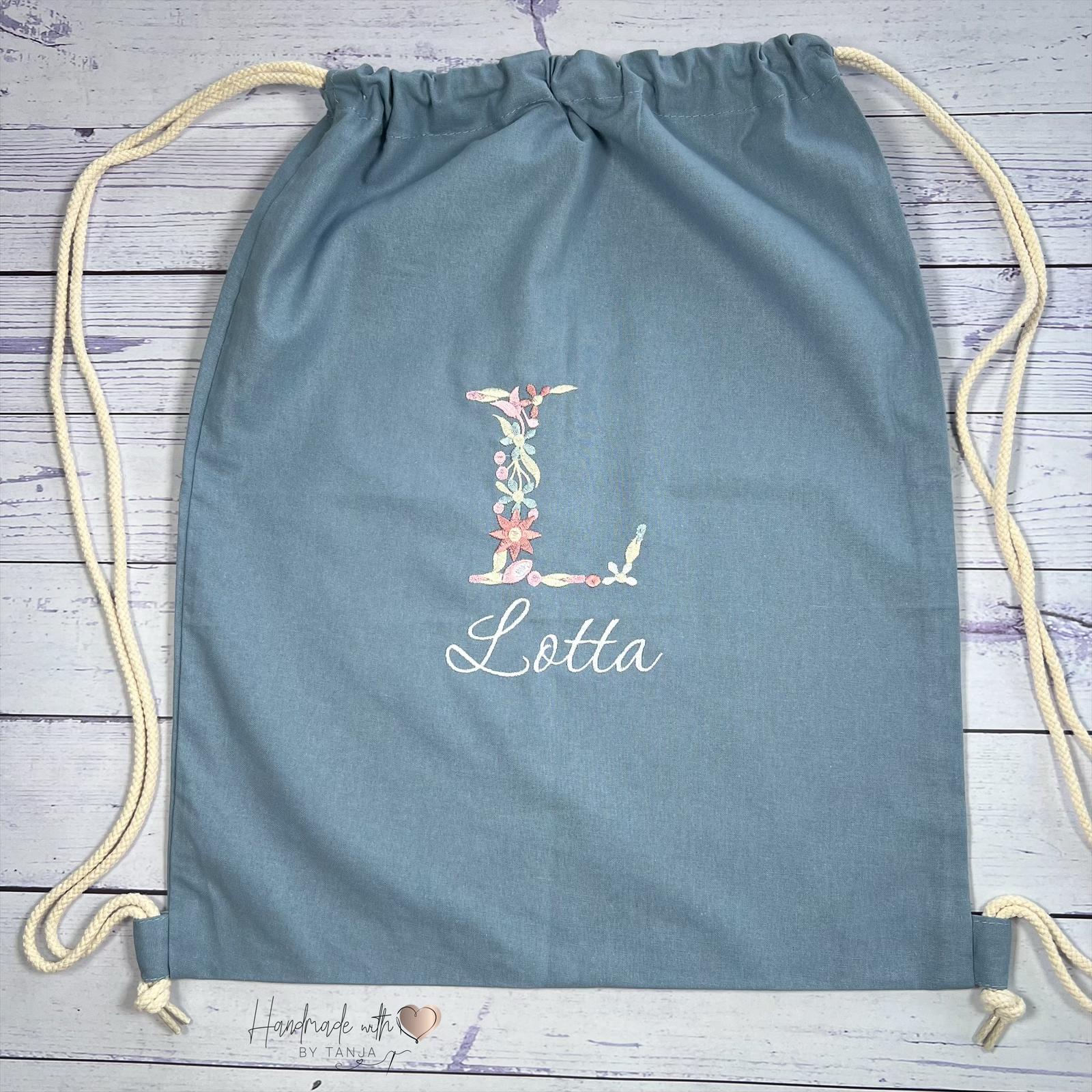 Personalisierter Beutel Mit Blumen-Buchstabe & Namen Bestickt I Kita-Beutel Aus Baumwolle in 5 Farben von HandmadelovebyTanja