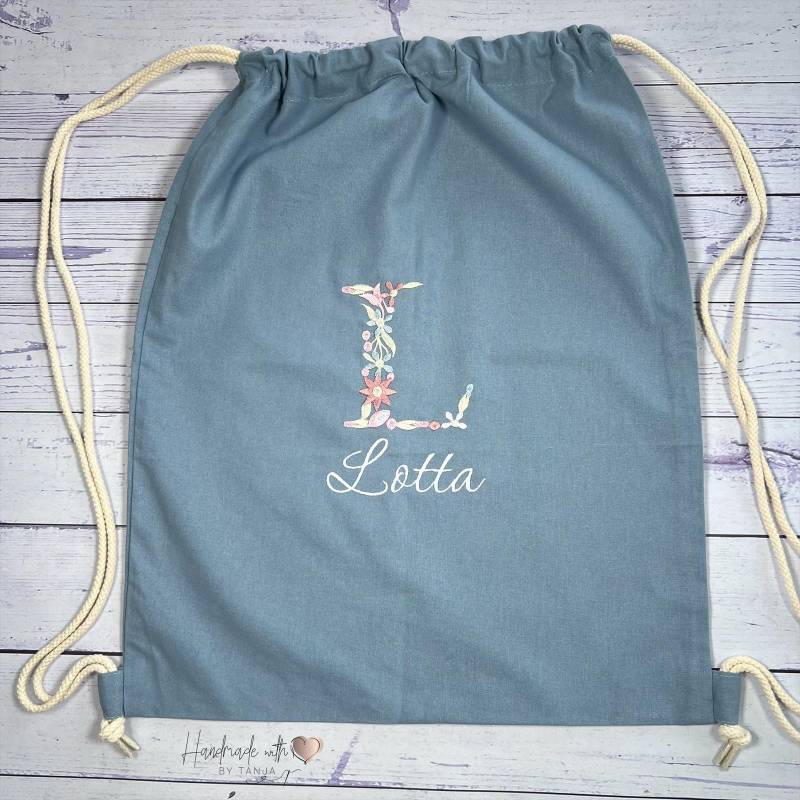 Personalisierter Beutel Mit Blumen-Buchstabe & Namen Bestickt I Kita-Beutel Aus Baumwolle in 5 Farben von HandmadelovebyTanja