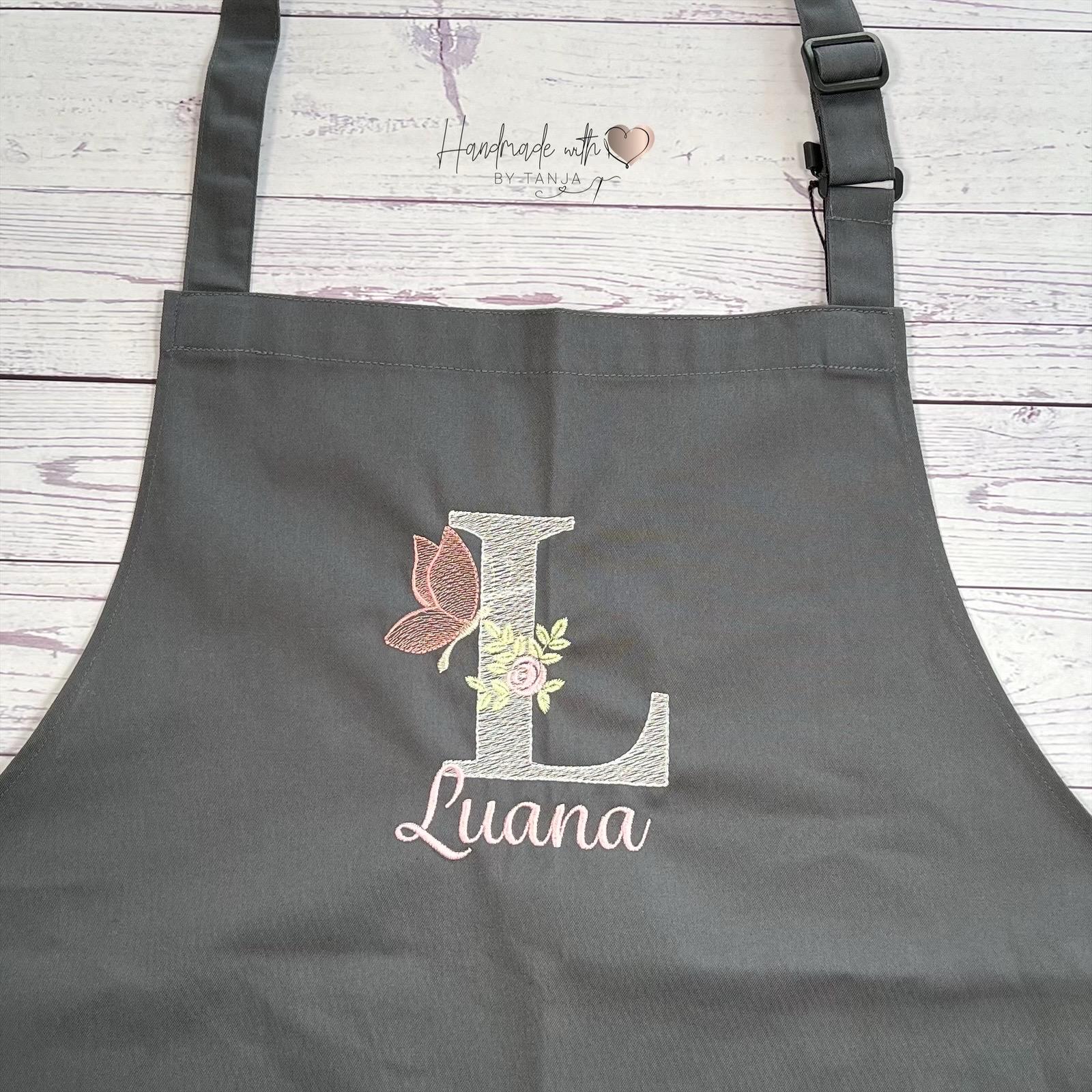 Schürze Mit Initial Und Namen Bestickt I Personalisierte Latzschürze Geschenkidee Muttertag Backschürze Kochschürze 2 Längen 6 Farben von HandmadelovebyTanja