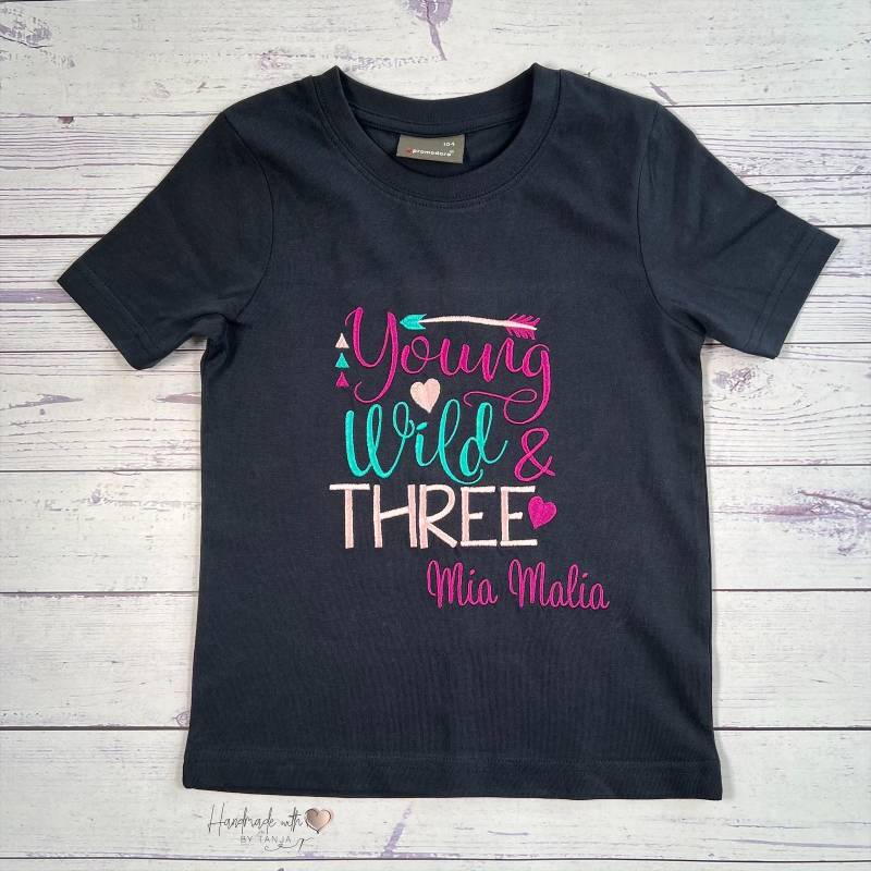 T-Shirt Mit Schriftzug "Young, Wild & Three" Und Namen Bestickt I Geburtstagsshirt Personalisiert Shirt Zum 3 Geburtstag von HandmadelovebyTanja
