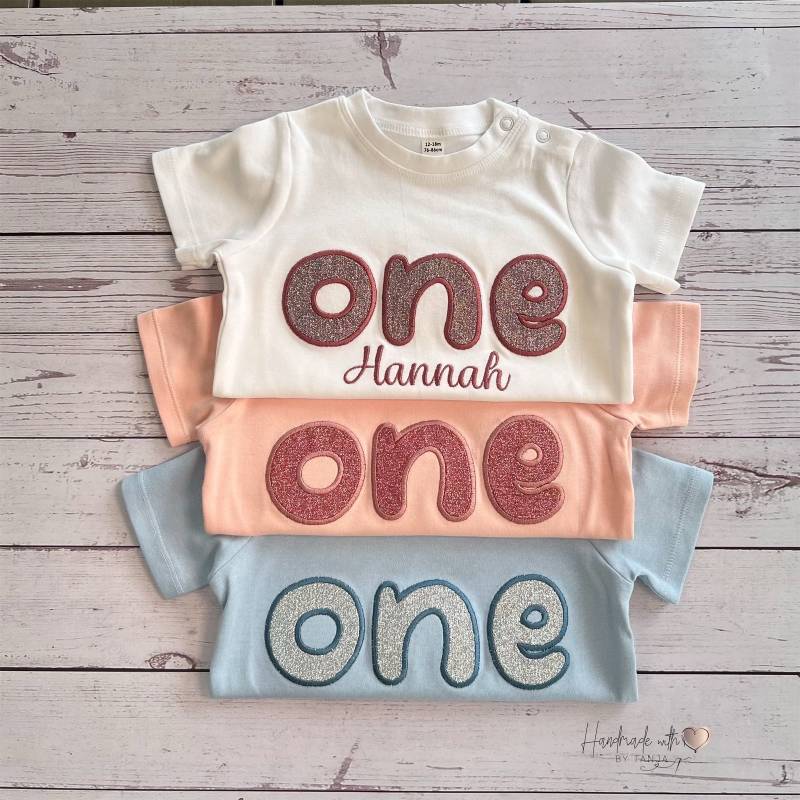 T Shirt Zum Ersten Geburtstag | Glitzer T-Shirt Mit Schriftzug "One" Geburtstagsshirt Personalisiert von HandmadelovebyTanja