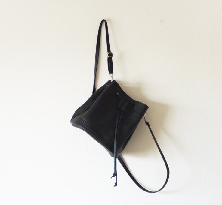 Mini-Cabrio-Eimer Aus Schwarzem Leder, Crossbody Und Rucksack Mini-Cabrio-Eimer Aus Schwarzem Leder, Crossbody Und Rucksack von Handmadeso