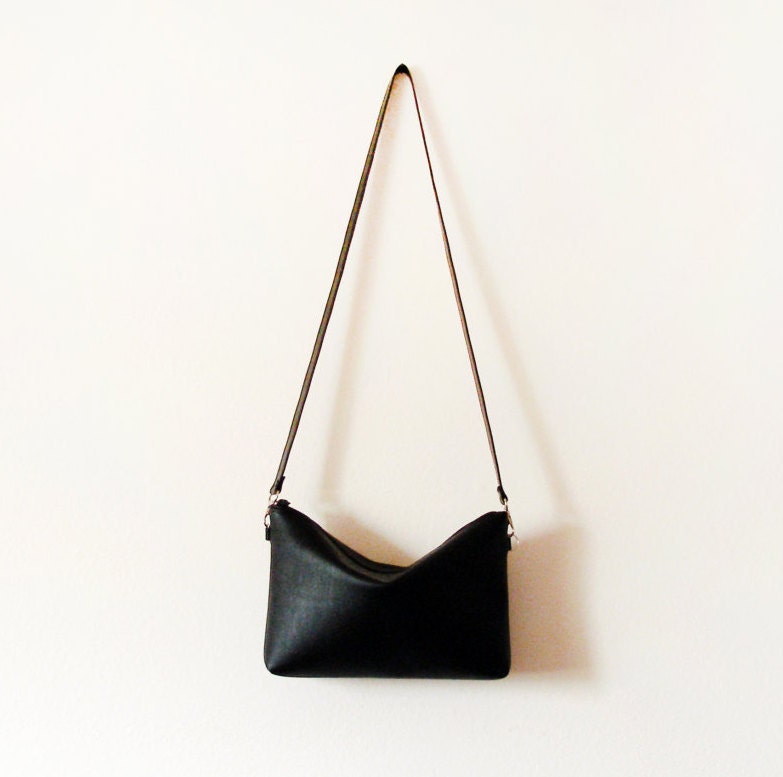 Schlichte Schwarze Crossbody-Ledertasche Mit Reißverschluss Schlichte Schwarze Crossbody-Ledertasche Mit Reißverschluss von Handmadeso
