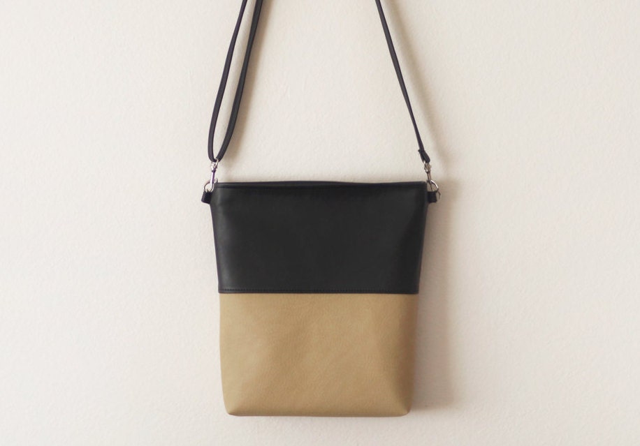 Schwarze Und Hellbraune Umhängetasche Aus Veganem Leder Mit Reißverschluss Schwarze Und Hellbraune Umhängetasche Aus Veganem Leder Mit Reißverschluss von Handmadeso