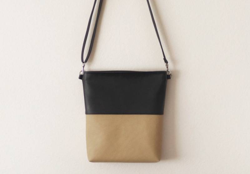 Schwarze Und Hellbraune Umhängetasche Aus Veganem Leder Mit Reißverschluss Schwarze Und Hellbraune Umhängetasche Aus Veganem Leder Mit Reißverschluss von Handmadeso