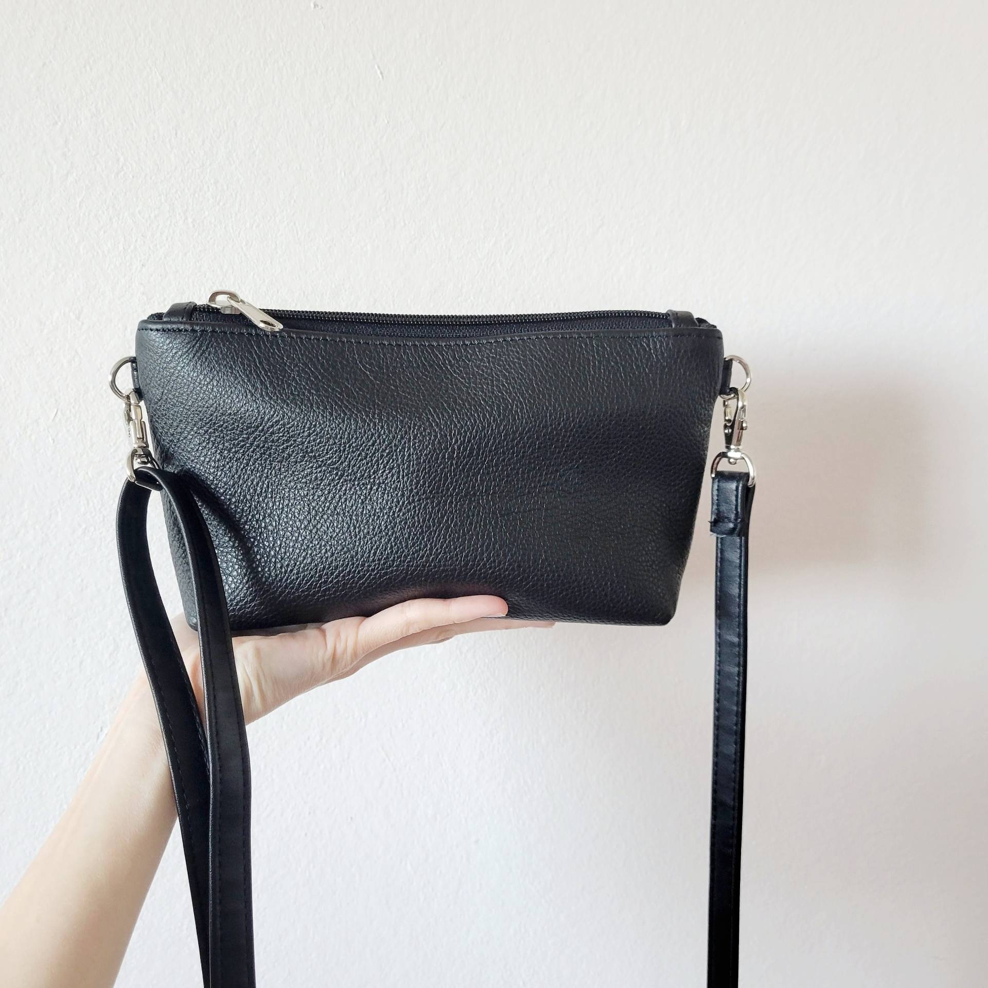 Winzige Extra Kleine Umhängetasche Aus Schwarzem Leder Mit Reißverschluss Winzige Extra Kleine Umhängetasche Aus Schwarzem Leder Mit Reißverschluss von Handmadeso