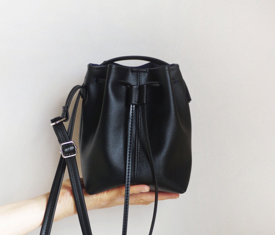 Kleine Schwarze Beuteltasche Aus Veganem Leder Kleine Schwarze Beuteltasche Aus Veganem Leder von Handmadeso