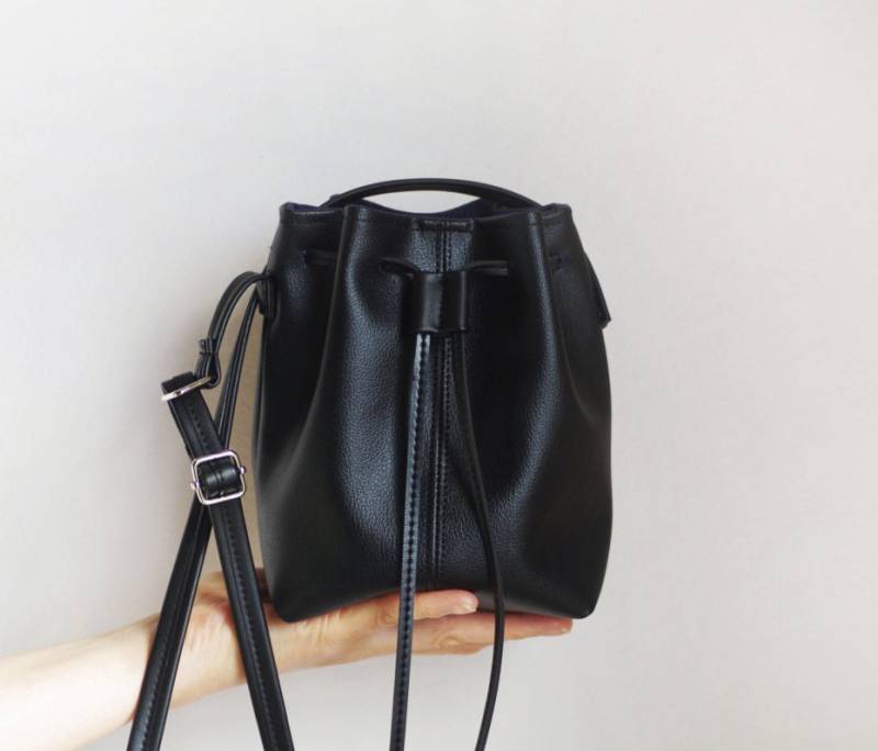 Kleine Schwarze Beuteltasche Aus Veganem Leder Kleine Schwarze Beuteltasche Aus Veganem Leder von Handmadeso